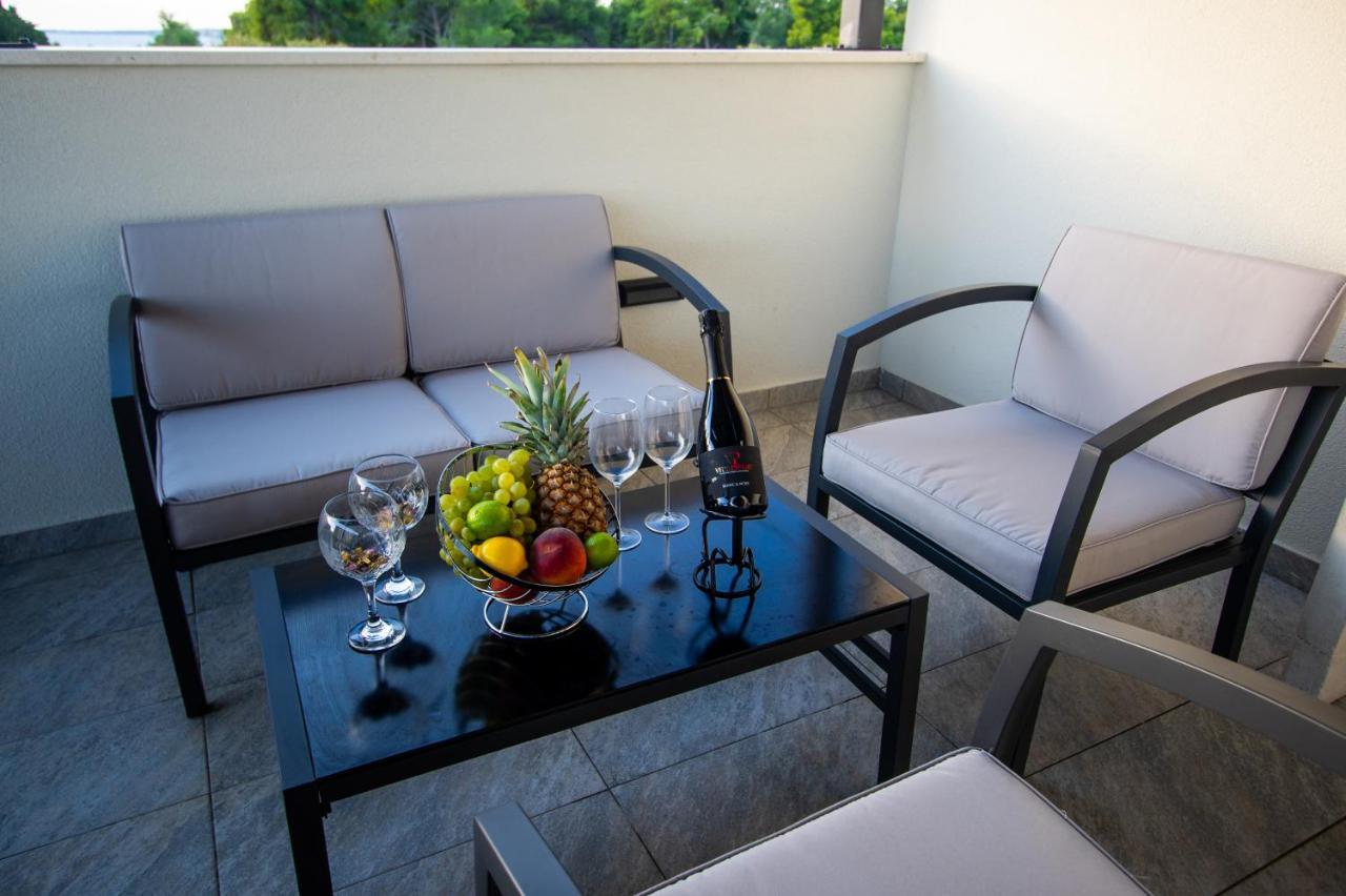 Azzurro Apartment - With Private Rooftop Jacuzzi Zadar Exteriör bild