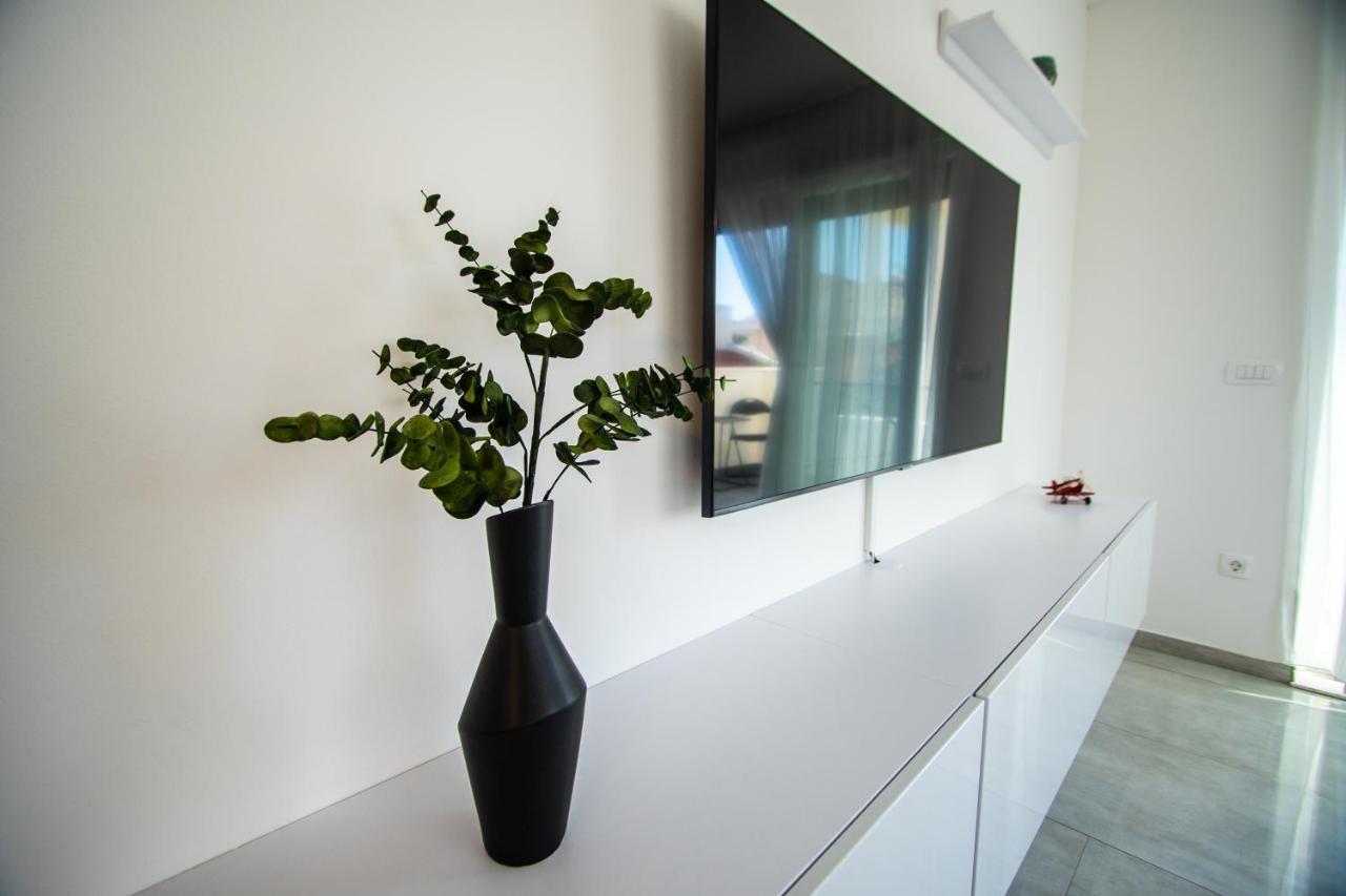 Azzurro Apartment - With Private Rooftop Jacuzzi Zadar Exteriör bild