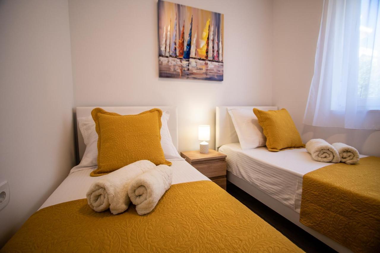 Azzurro Apartment - With Private Rooftop Jacuzzi Zadar Exteriör bild