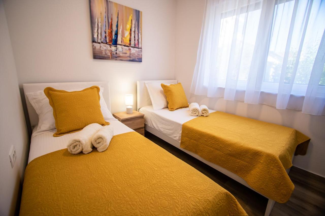 Azzurro Apartment - With Private Rooftop Jacuzzi Zadar Exteriör bild